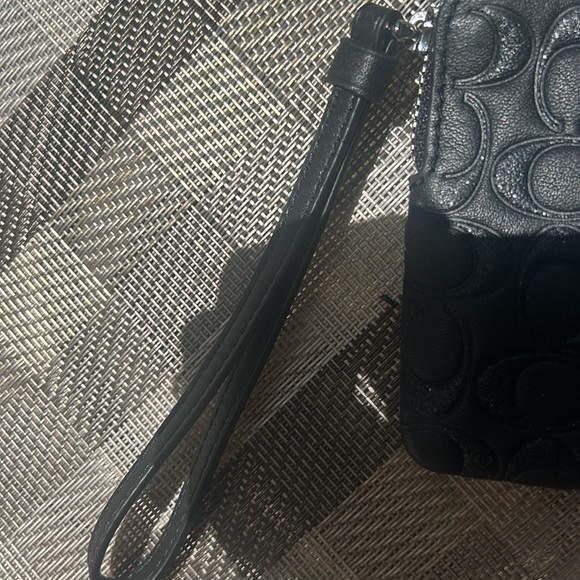 🎋Coach Embossed C Signature Wristlet like new - Picture 8 of 10
